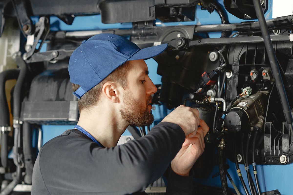 A man typing on a laptop computer.